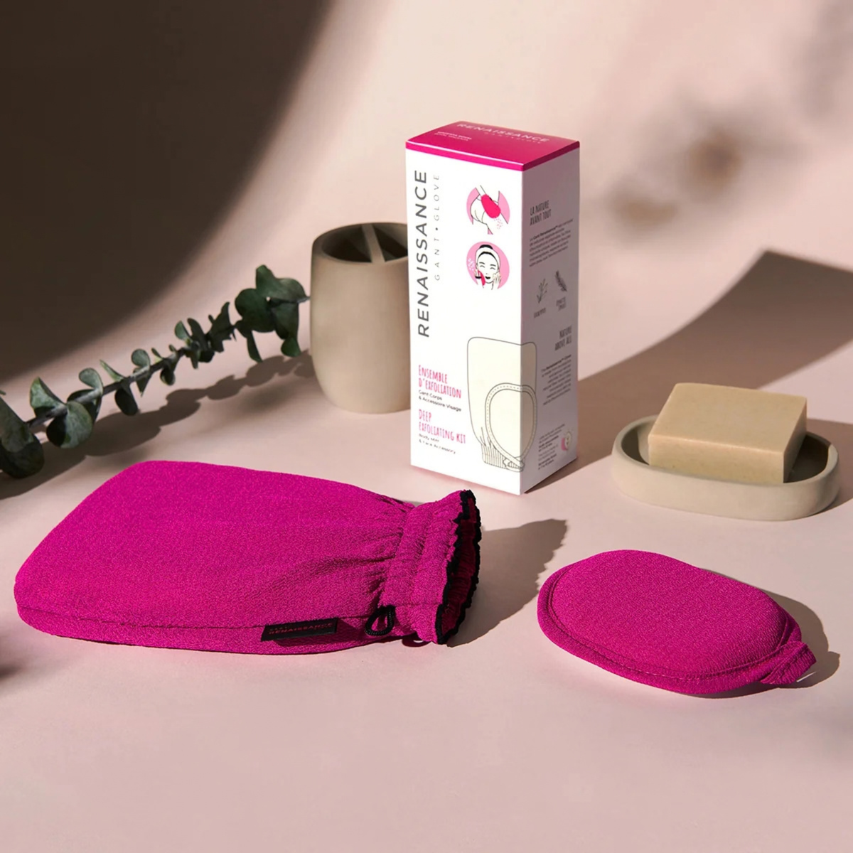Gant exfoliant magenta et disque pour le visage